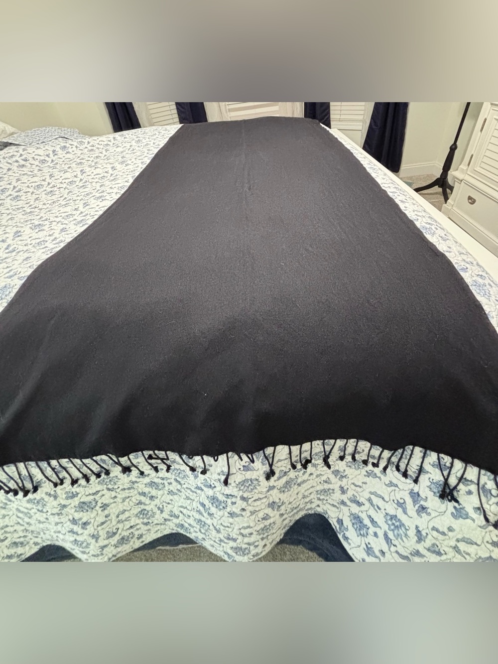 Kenneth Cole womens black 55% Pashmina Cashmere and 45% Silk tassel fringe 77x30 - Picture 5 of 7